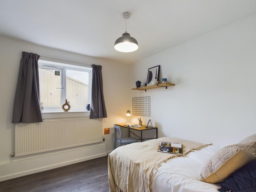 Property photo 3 of 7 A Bright And Inviting Double Bedroom Featuring Amp...