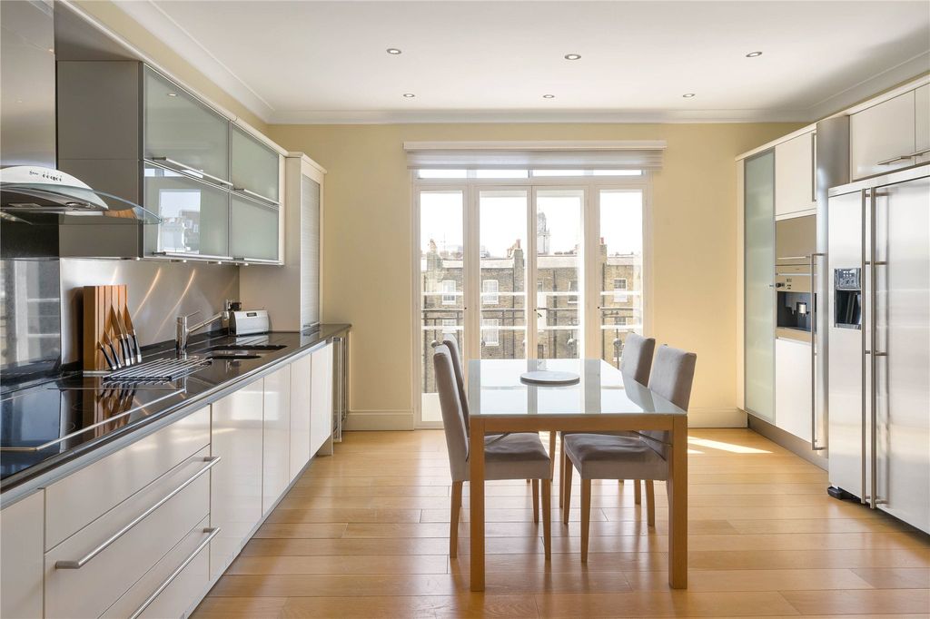 Property photo 3 of 9 Kitchen/Dining