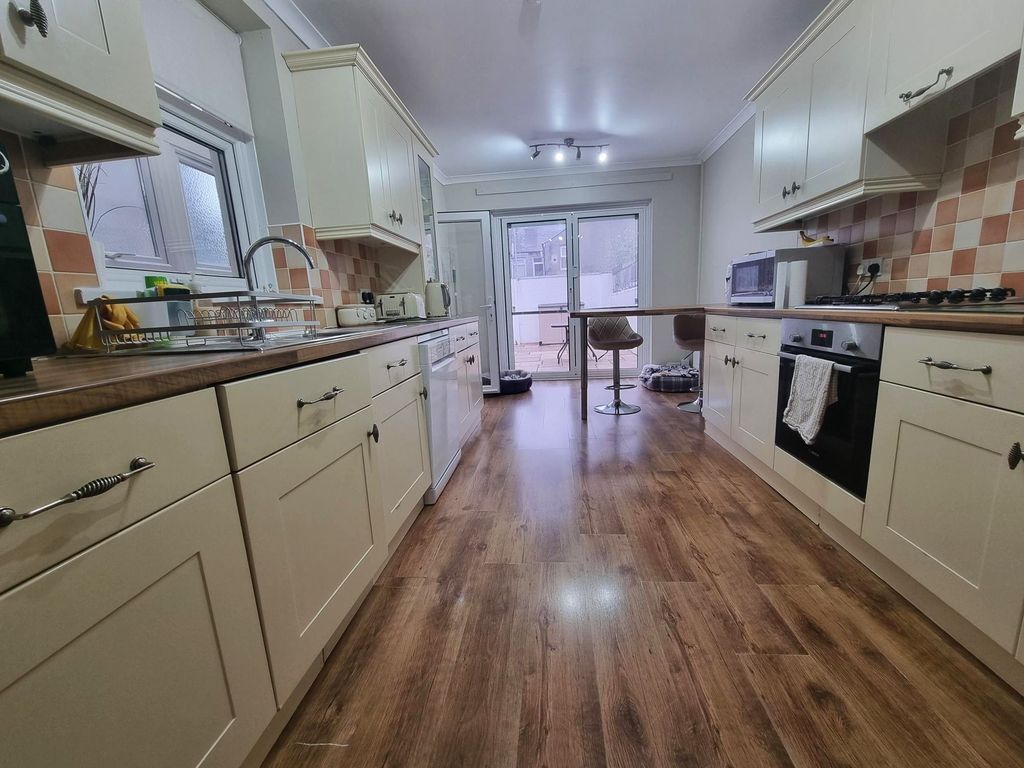 Property photo 3 of 29 Kitchen/Breakfast Room