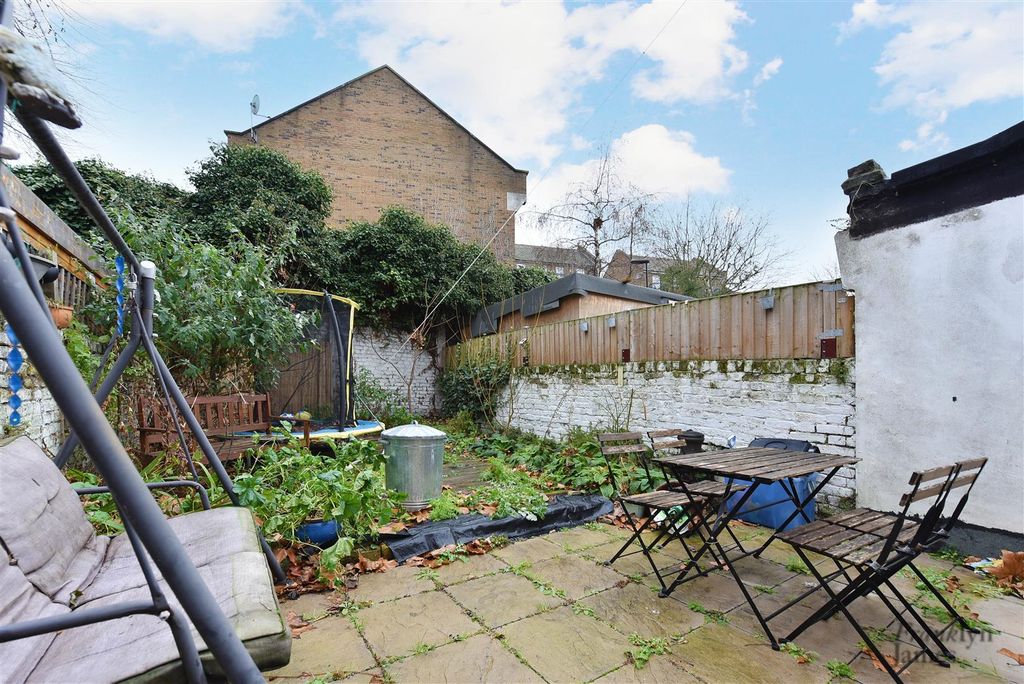 Property photo 3 of 15 Westferry Road (1).Jpg