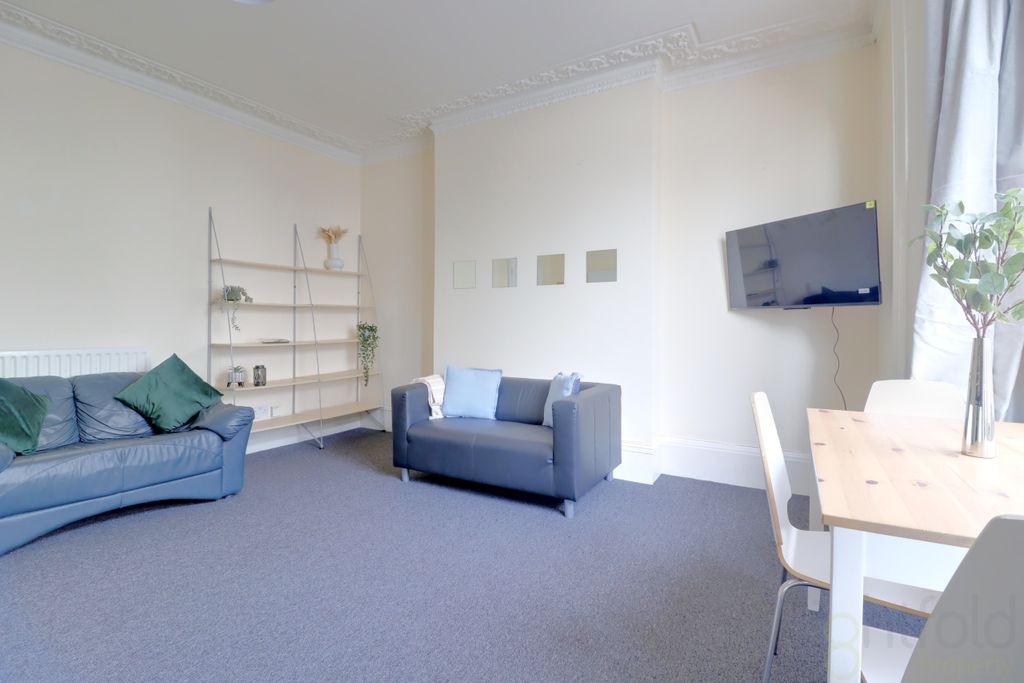 Property photo 3 of 7 Kitchen