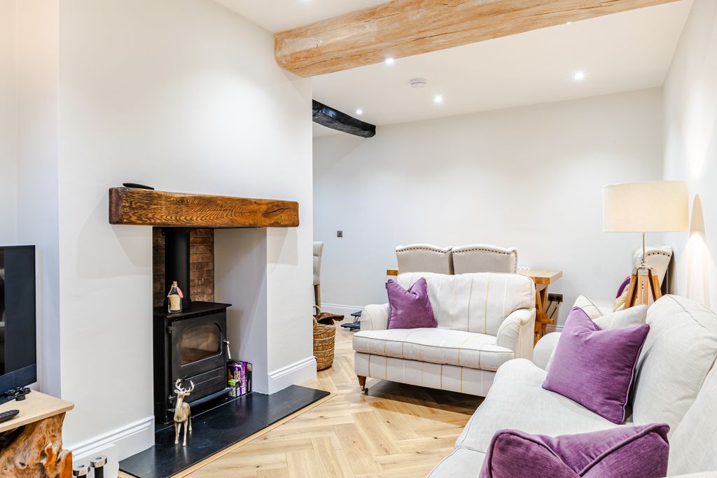 Property photo 3 of 30 Living2