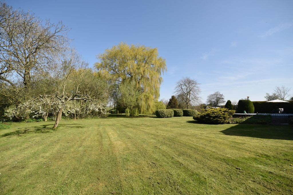 Property photo 2 of 12 Garden