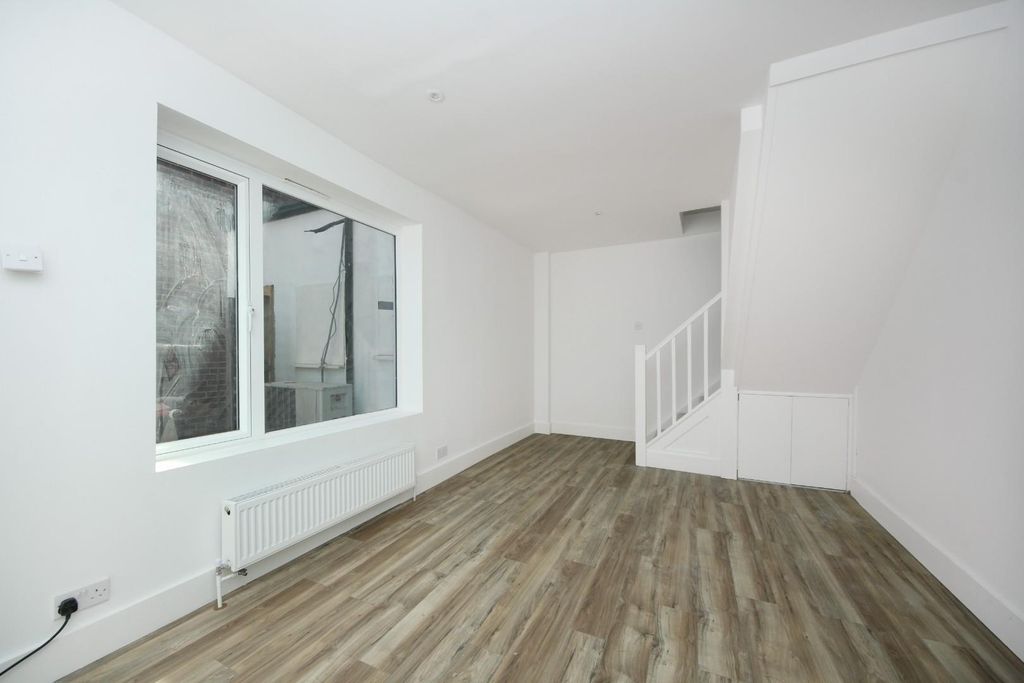 Property photo 2 of 10 Theavenue-W13-Painted (5).Jpg