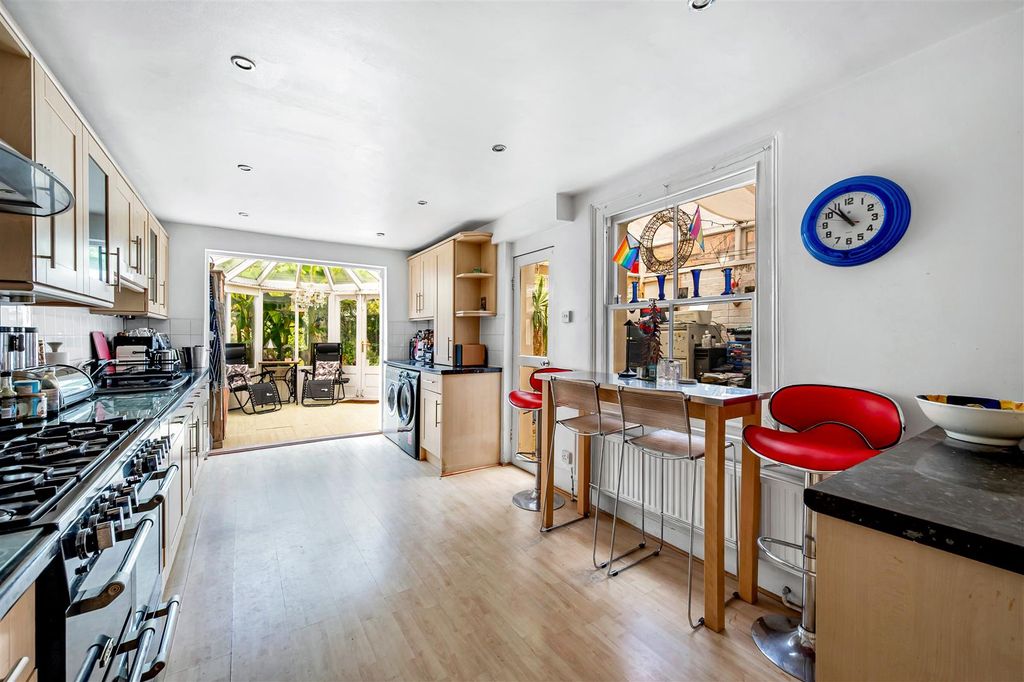 Property photo 3 of 21 Birkbeck Grove-6.Jpg