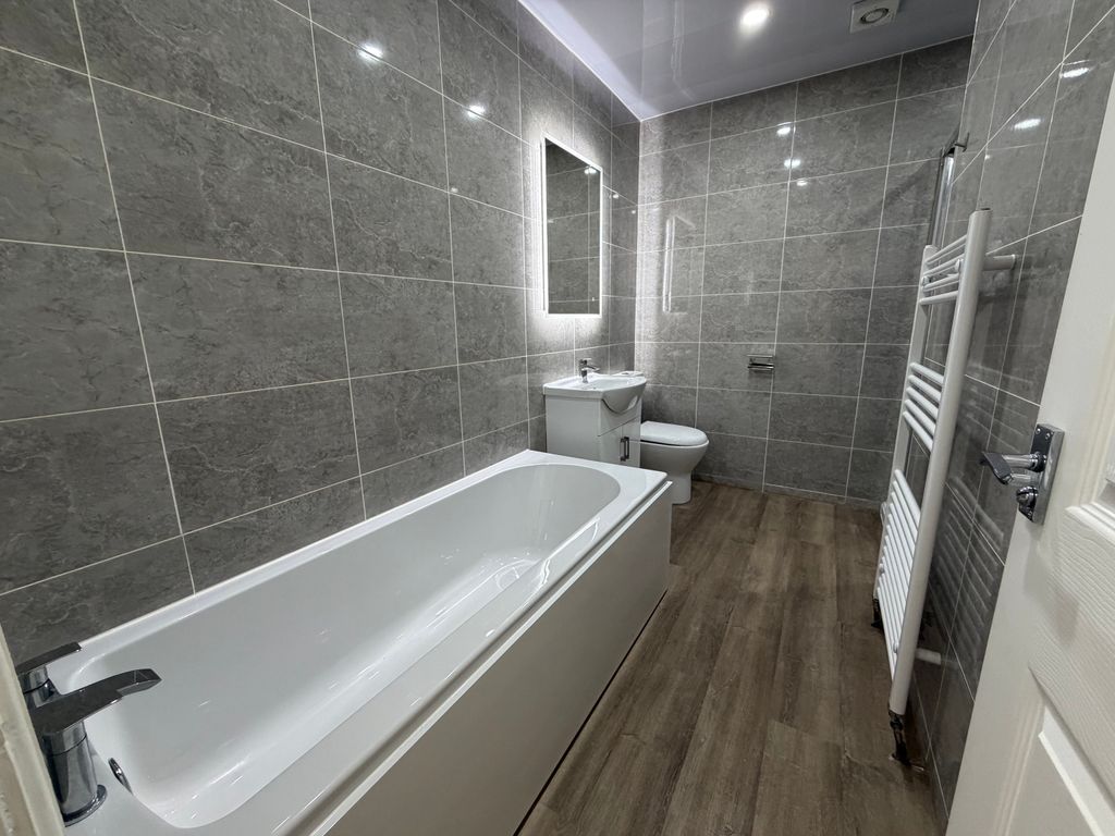 Property photo 2 of 17 Bathroom