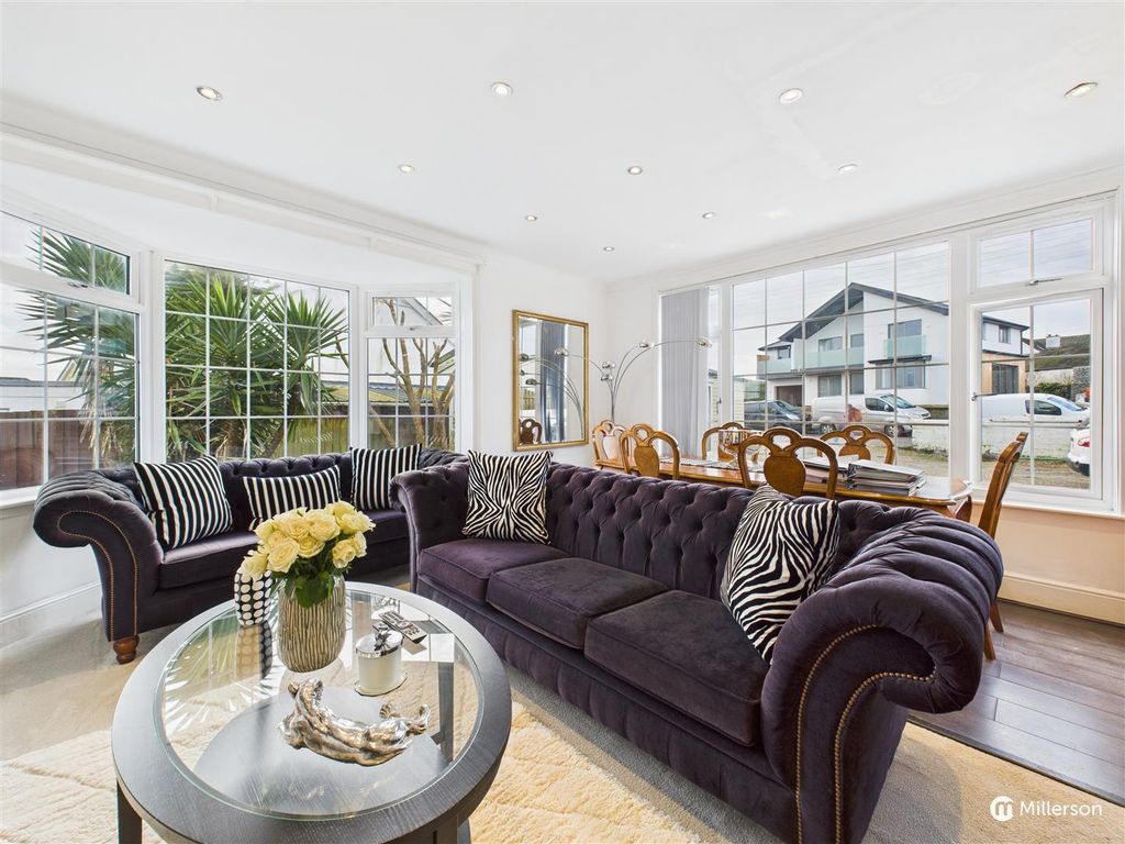 Property photo 3 of 28 Lounge / Diner