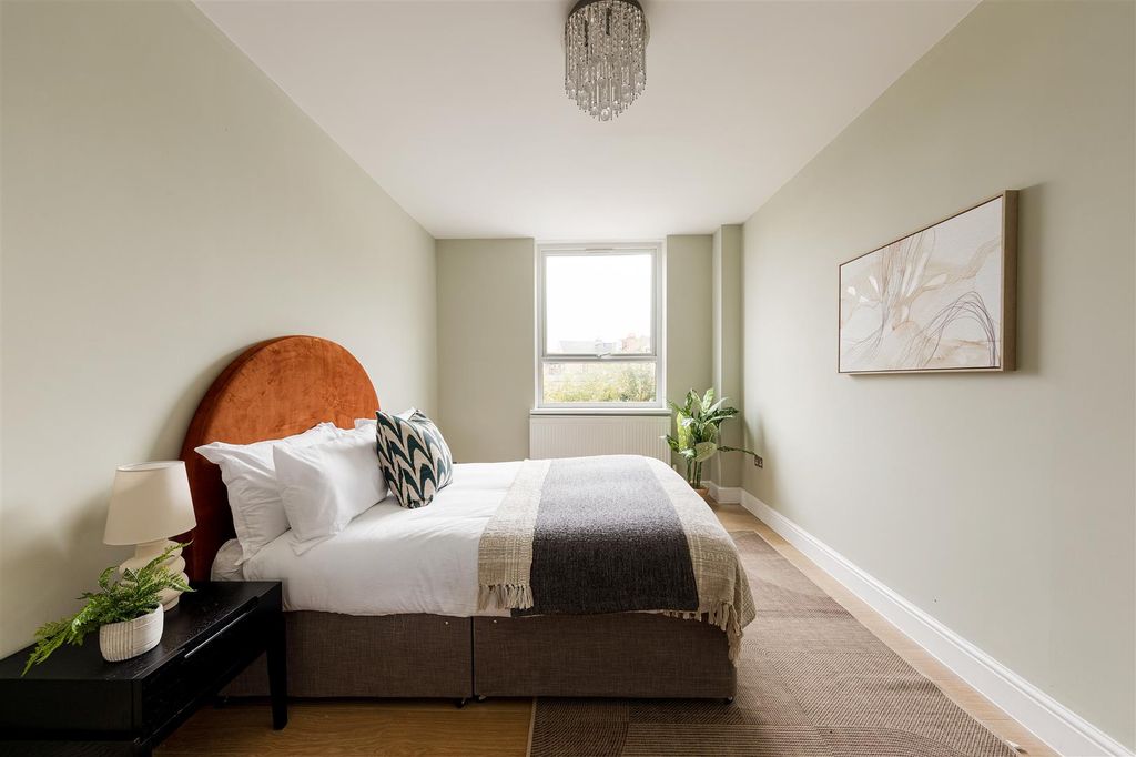 Property photo 3 of 21 Eastwood Close, E18