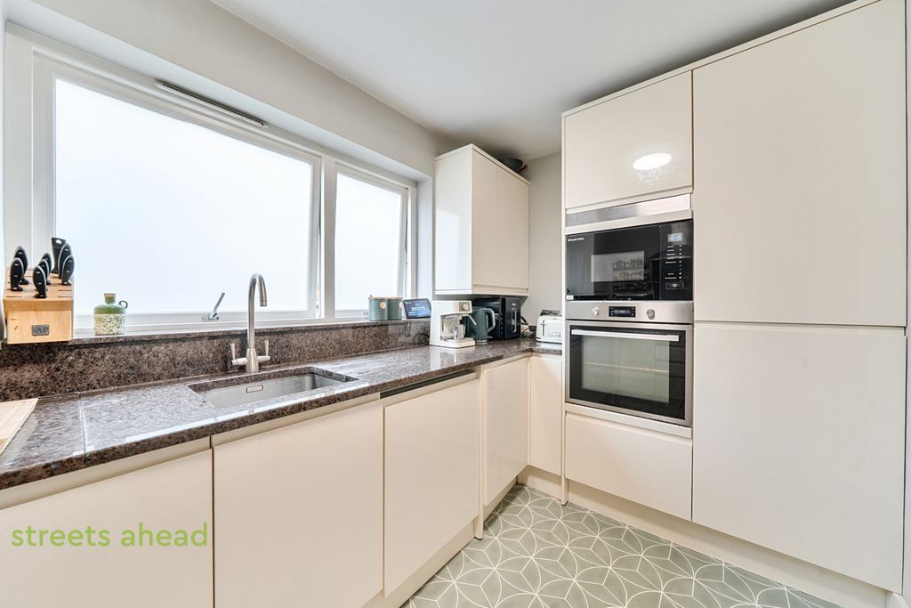 Property photo 3 of 18 5Cb2A19d-0049-441...