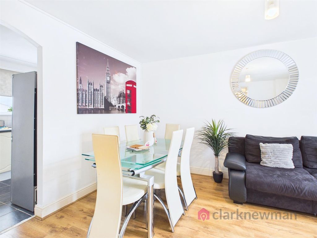 Property photo 3 of 9 Living Room/ Dining Area