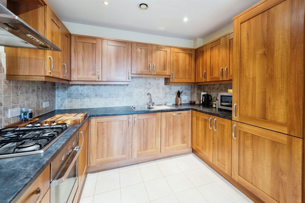 Additional image 9 of 1 bed flat for saleThe Square, Petersfield GU32