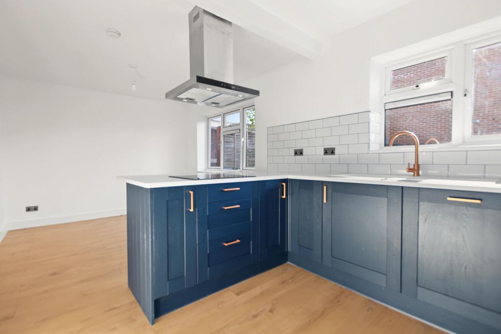 Property photo 3 of 11 Kitchen