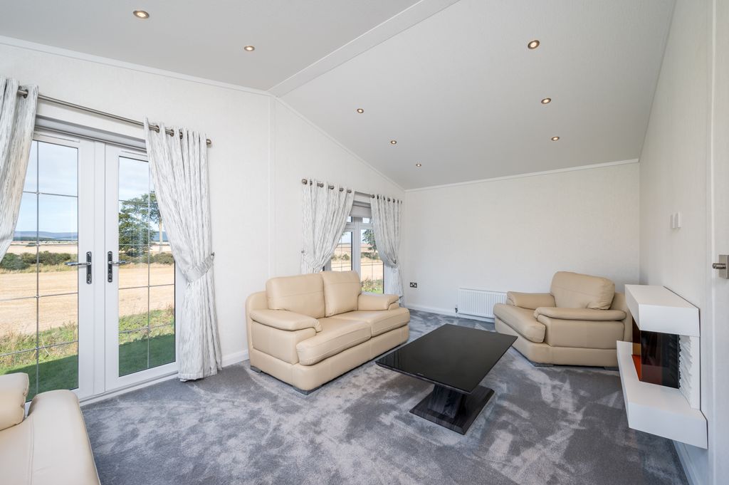 Property photo 2 of 16 Lounge