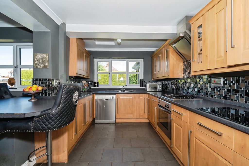 Property photo 3 of 22 Kitchen/Breakfast Room