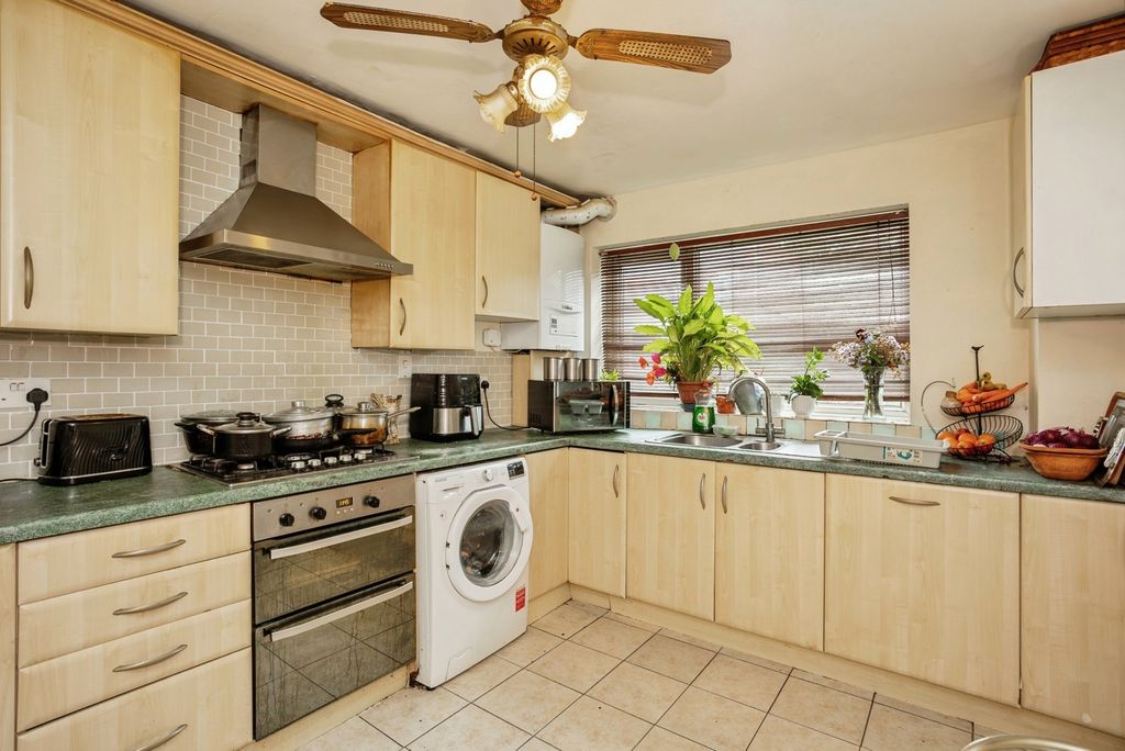 Property photo 3 of 17 Kitchen