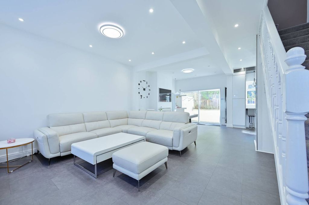 Property photo 3 of 33