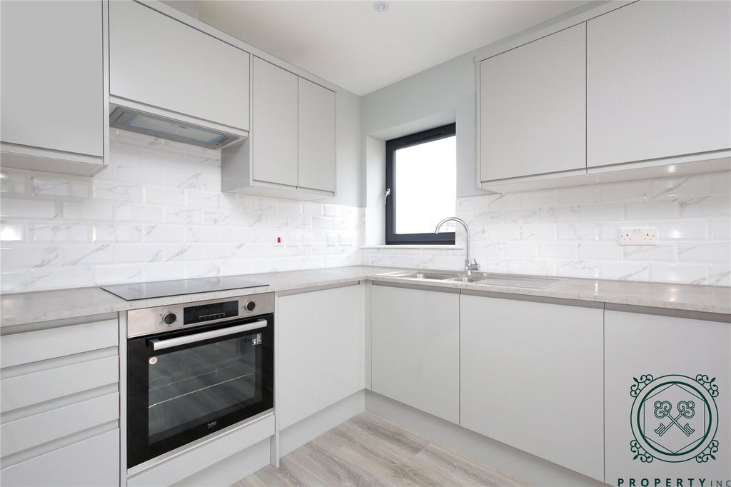 Property photo 3 of 8 Kitchen