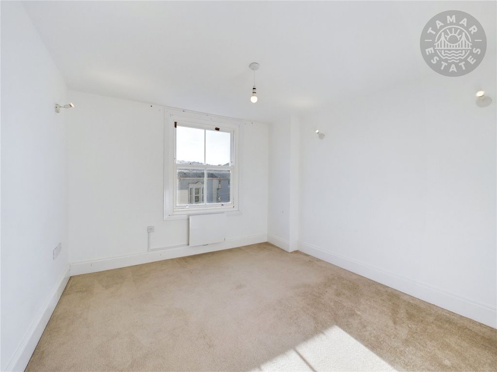 Property photo 2 of 6 Bedroom