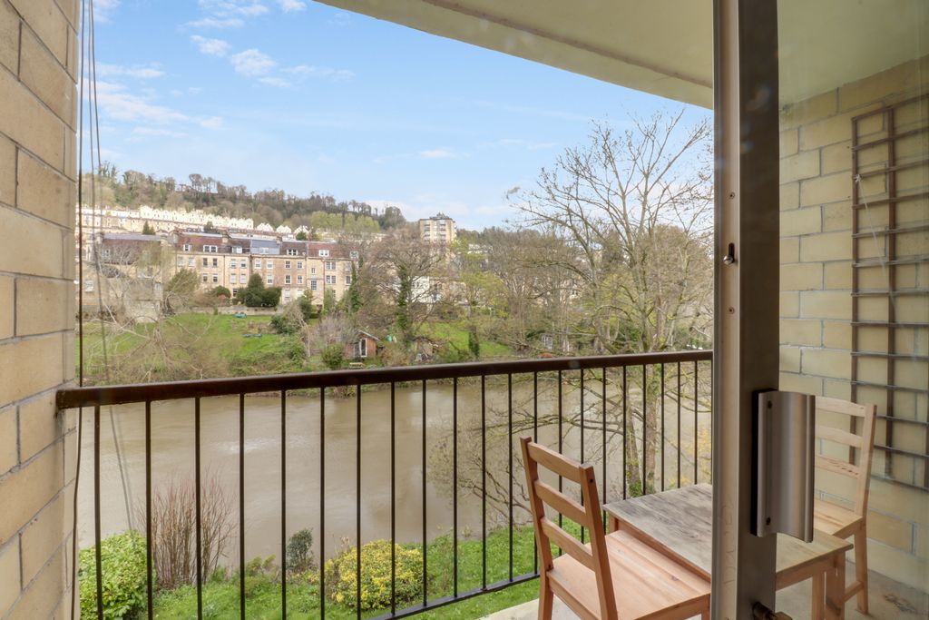 Property photo 3 of 11 Balcony