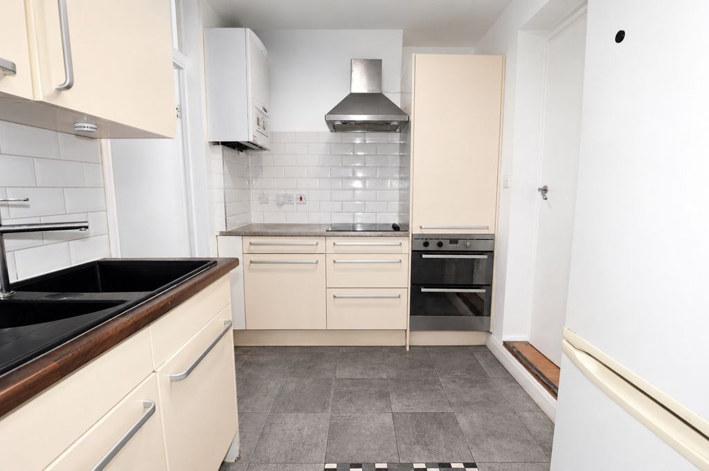 Property photo 2 of 11 Kitchen 1