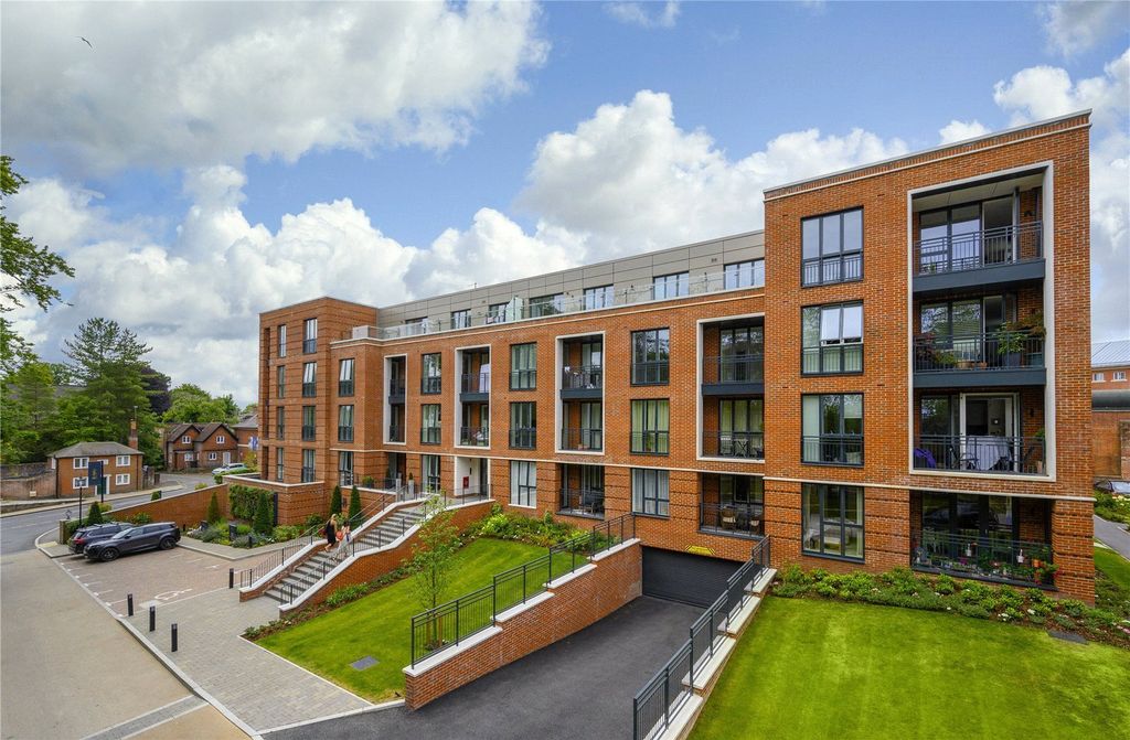 Property photo 1 of 9 Bedivere House