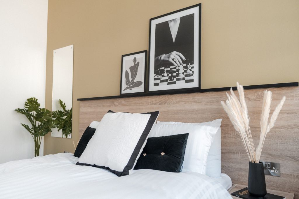 Property photo 1 of 17 Bedroom