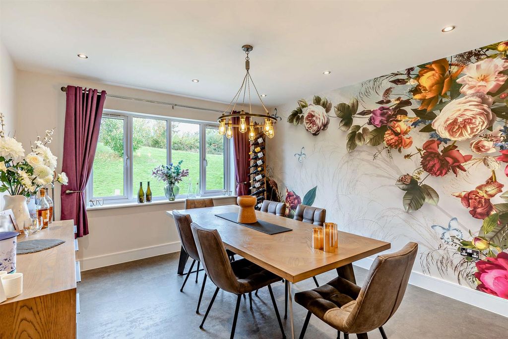 Property photo 3 of 30 8667321-Interior06-800.Jpg