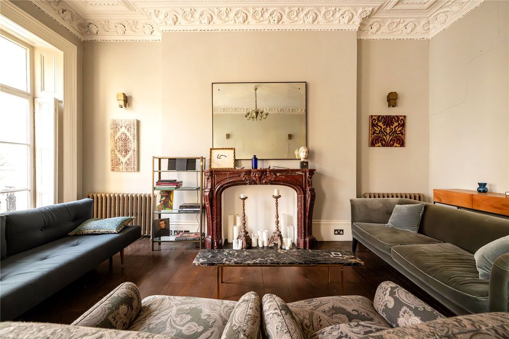 Property photo 3 of 10 Reception