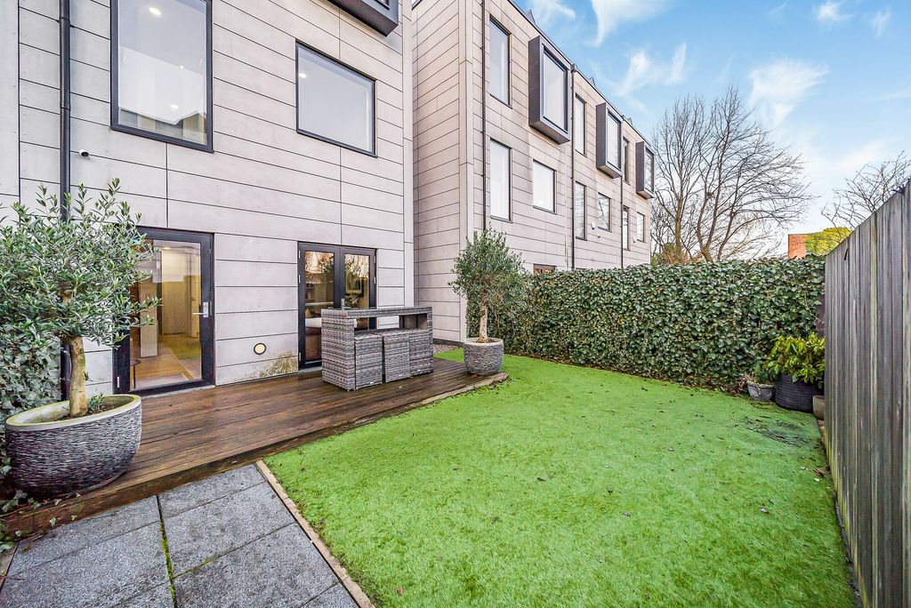 Property photo 1 of 52