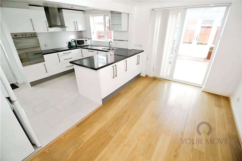 Property photo 3 of 15 Kitchen/Dining Room