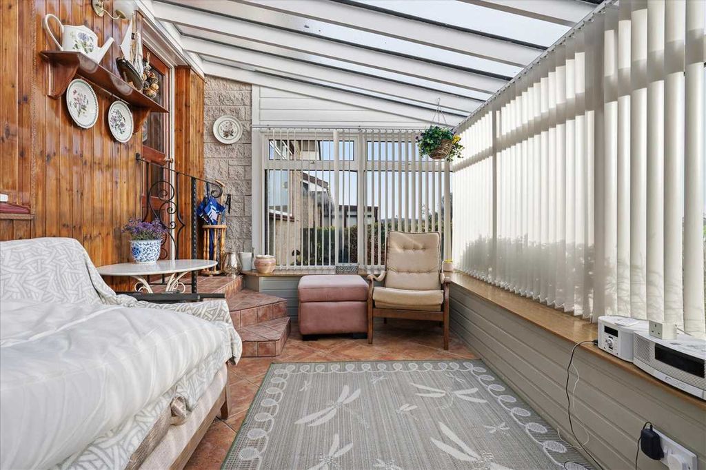 Property photo 2 of 18 Front Conservatory