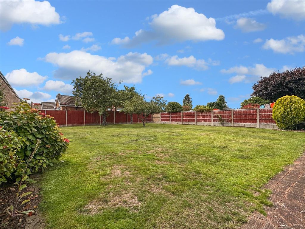 Property photo 3 of 21 Generous Rear Garden 962