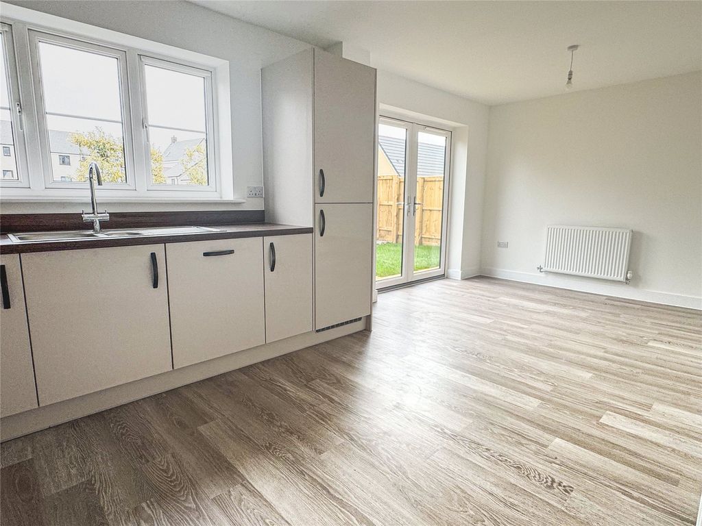 Property photo 3 of 10 Dining Area