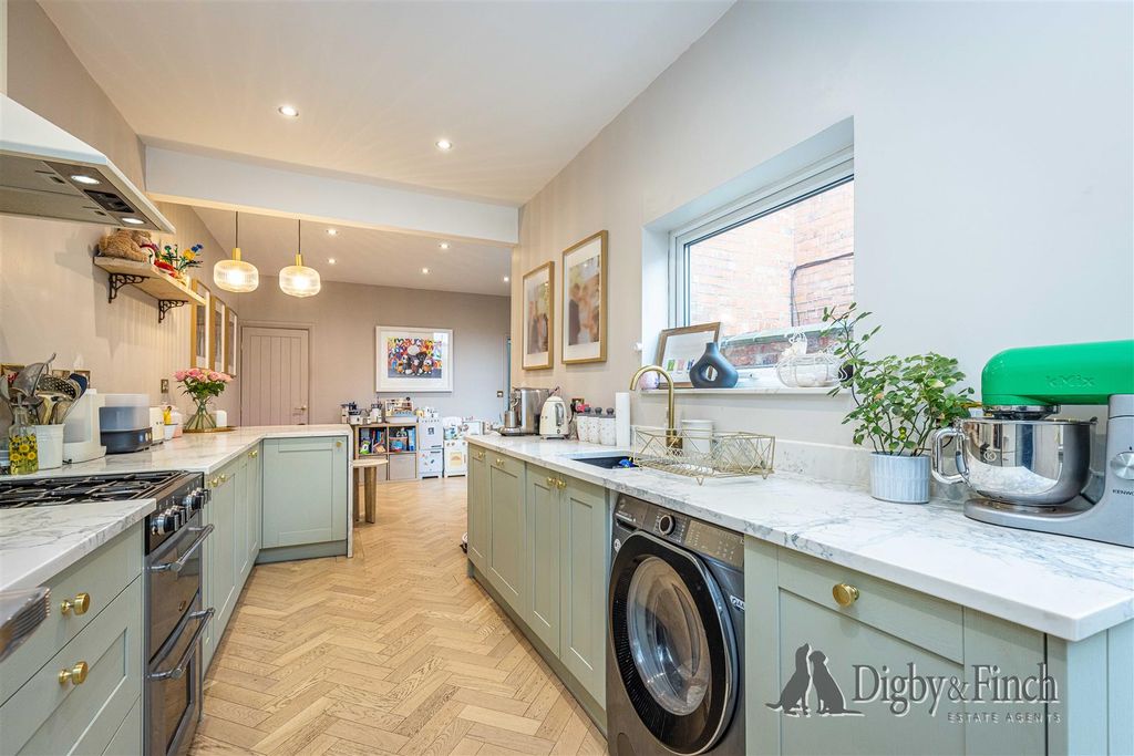 Property photo 3 of 17 Living Kitchen