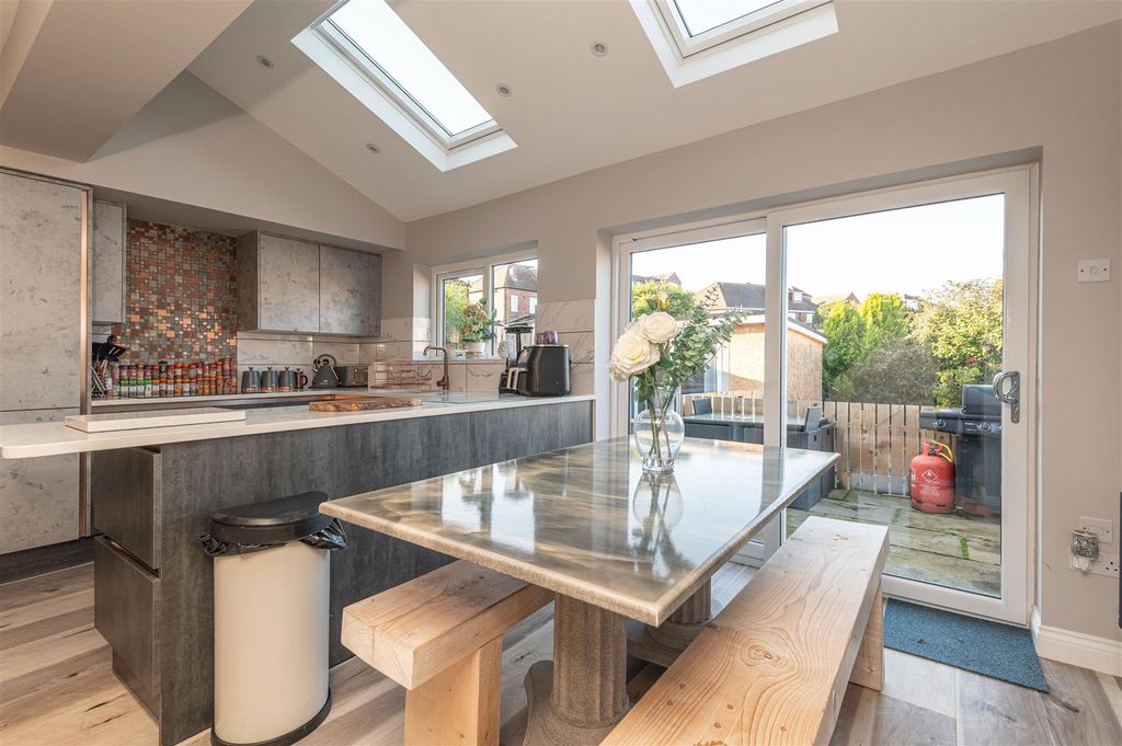 Property photo 2 of 45 32 - 23 Queens Drive S75 2Qq.Jpg