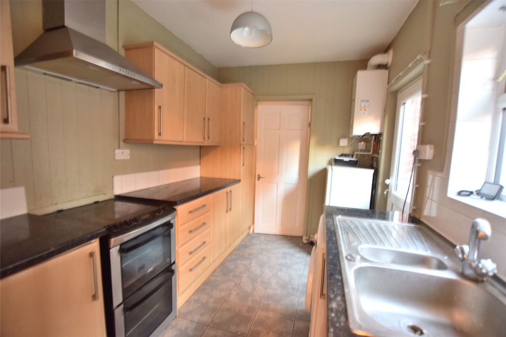 Property photo 3 of 7 Kitchen