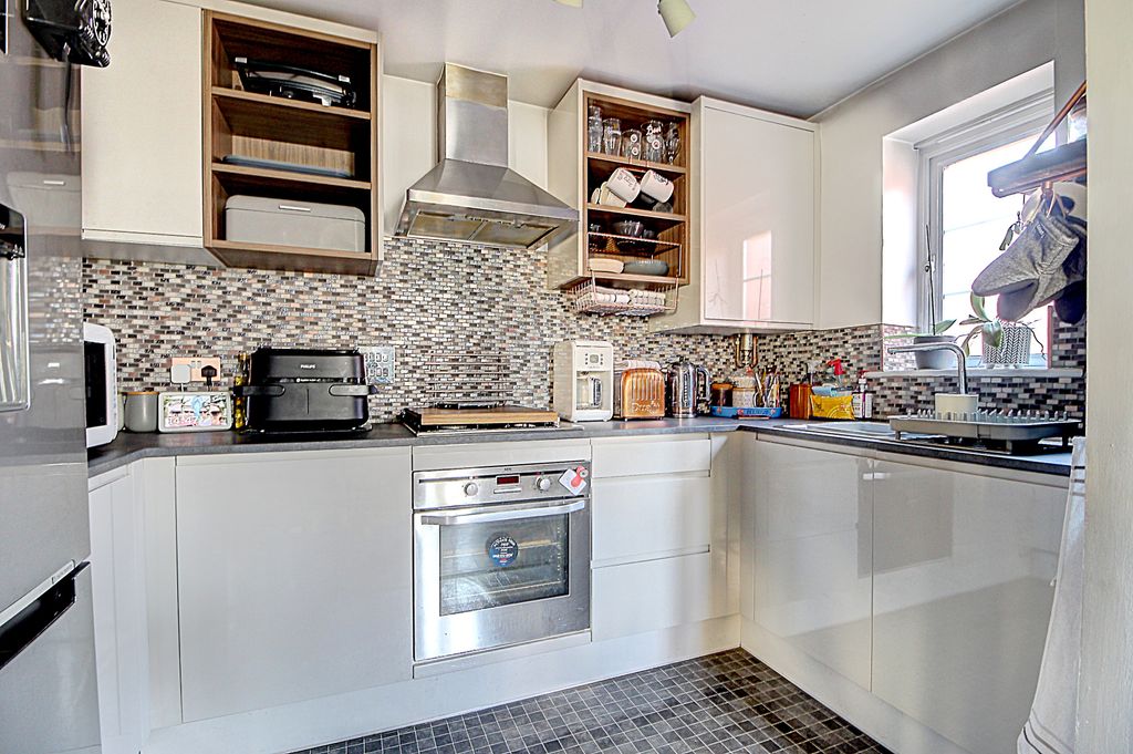 Property photo 3 of 10 Kitchen