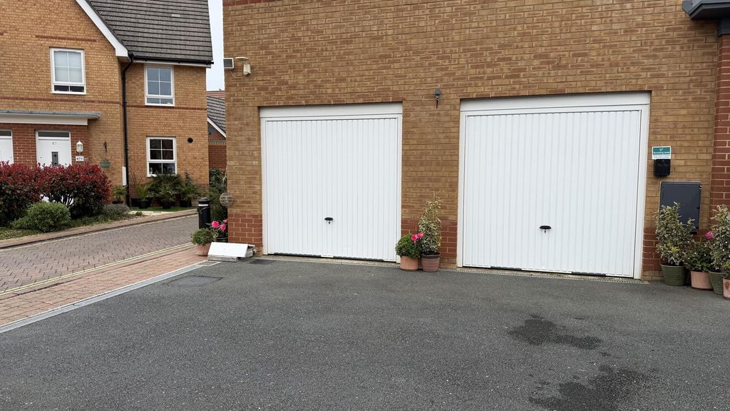 Property photo 2 of 10 Garage