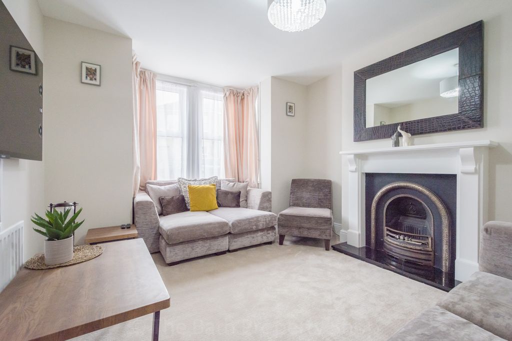 Property photo 2 of 25 27 Combe Road New-1