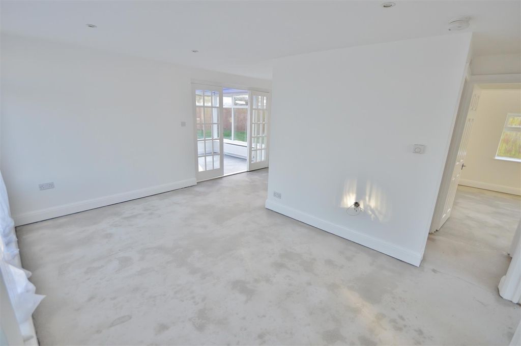 Property photo 2 of 16 Lounge