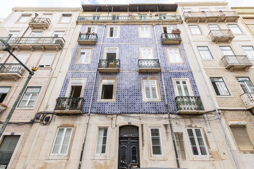 Property photo 1 of 33 T2+1 Apartment With Significant Renovation Potential In Central Lisbon