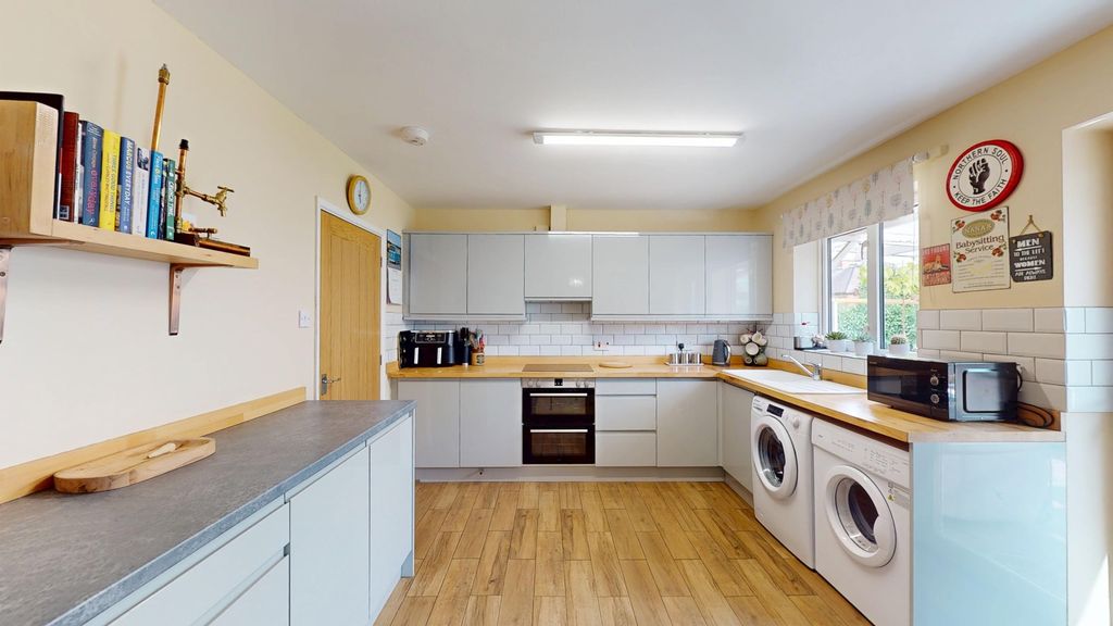 Property photo 2 of 27 4180164