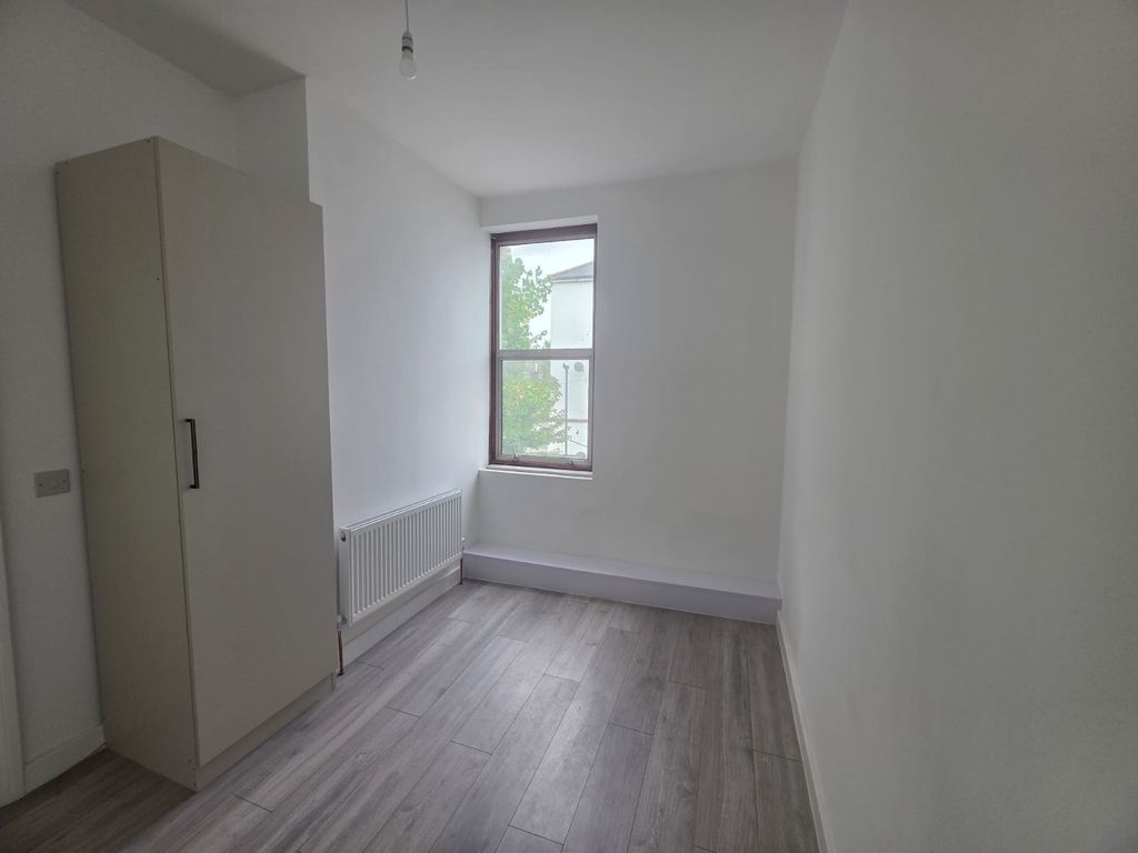 Property photo 1 of 9 Room