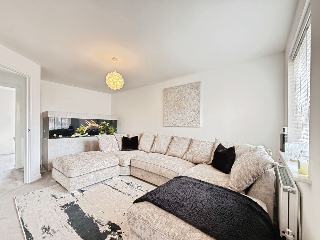 Property photo 2 of 19 4918215