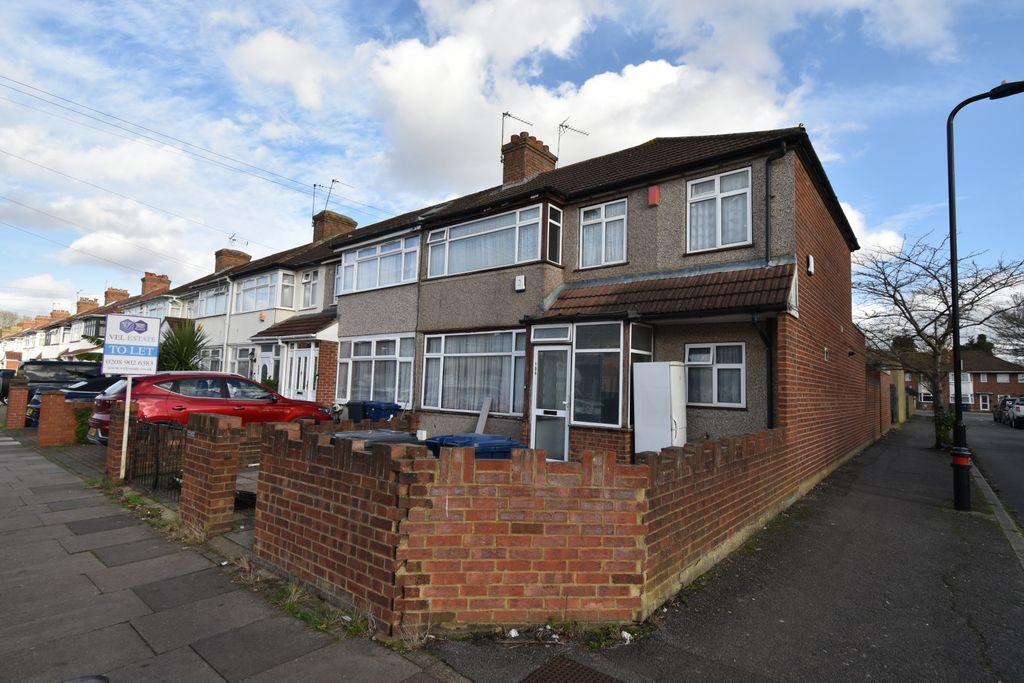 Property photo 1 of 16 5-Bedroom House To Rent Â€“ Evelyn Grove, Southall, Ub1 | Â£3,200 Pcm