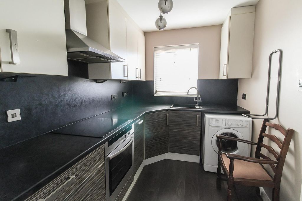 Property photo 3 of 8 Kitchen