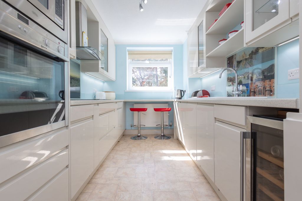 Property photo 2 of 12 R6M_0232