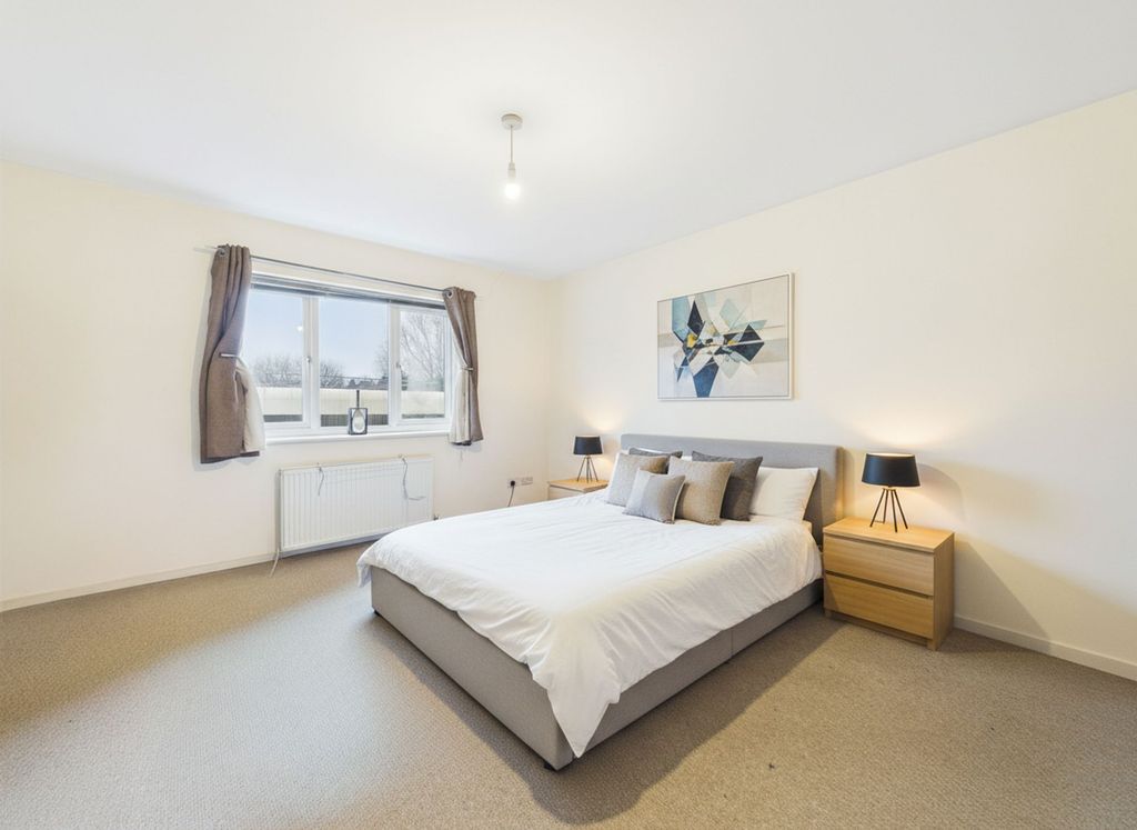 Property photo 3 of 8 Bedroom (Virtually Furnished)