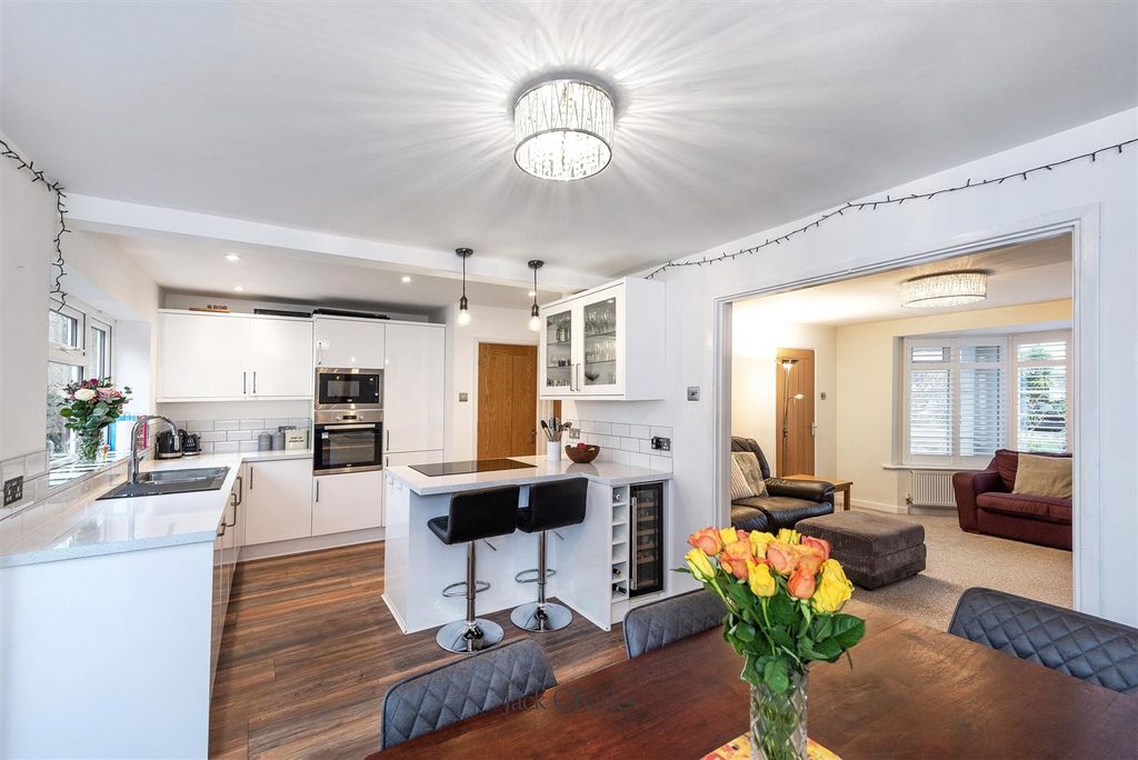 Property photo 3 of 17 33 Wealden Close, Tn11 9Hb 004.Jpg