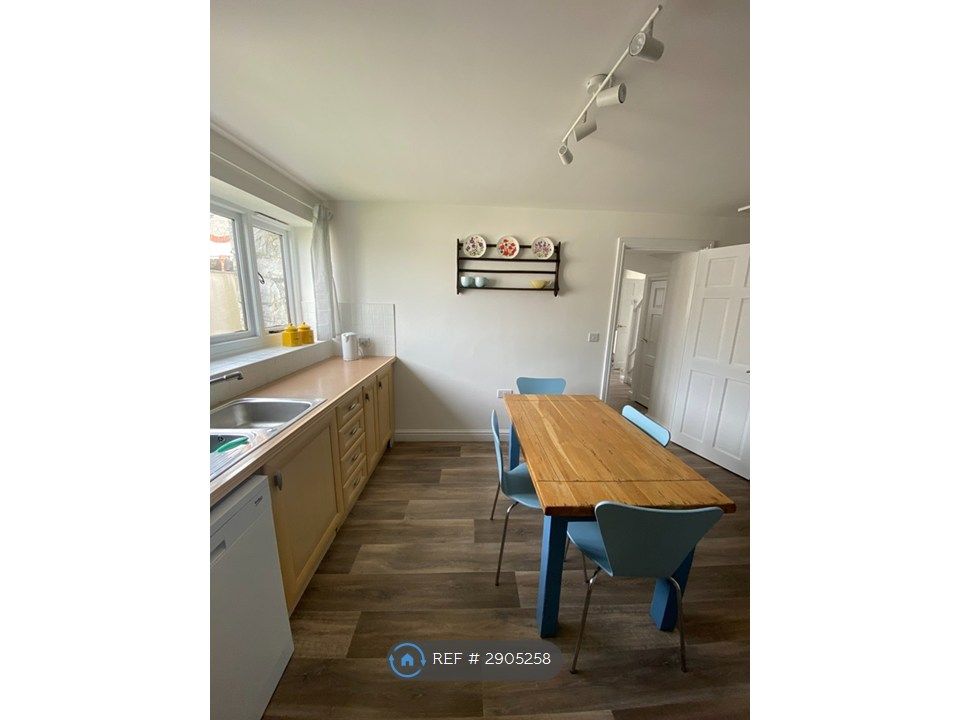 Property photo 3 of 8 Kitchen (2)